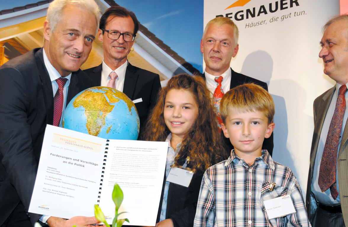 Dr. Ramsauer eröffnete beim Passivhaus-Gipfel das erste serienmäßige Plusenergiehaus Ambienti+ Dr. Ramsauer eröffnete beim Passivhaus-Gipfel das erste serienmäßige Plusenergiehaus Ambienti+
